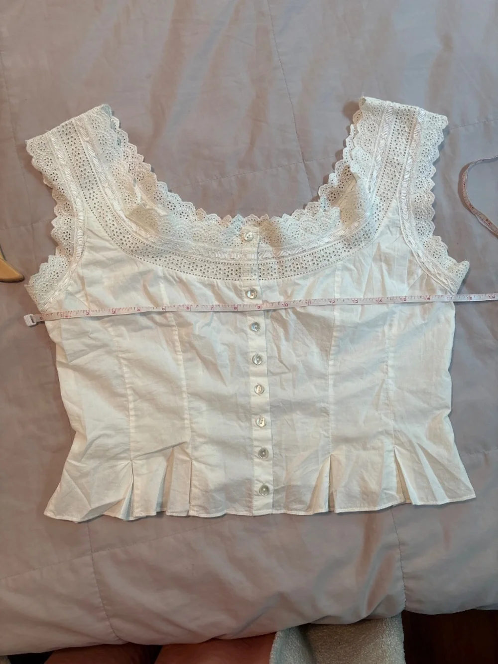 Doen Cream Eyelet Lace-Trim Button Front Cropped Top - Picture 5 of 16